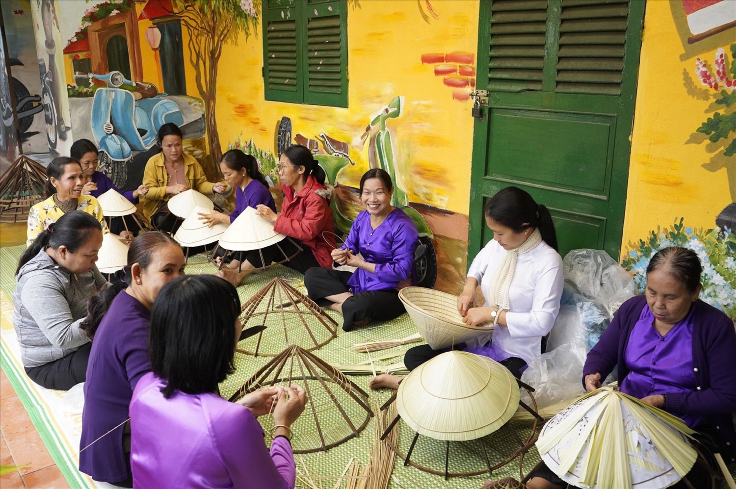 Nhiều làng nón hoạt động trở lại tấp nập như làng nón Vân Thê hiện có 70 hộ làm nghề chằm nón.