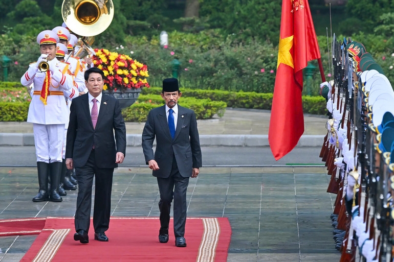 Chủ tịch nước Lương Cường và Quốc vương Brunei duyệt Đội danh dự Quân đội nhân dân Việt Nam. (Ảnh: Thủy Nguyên) 