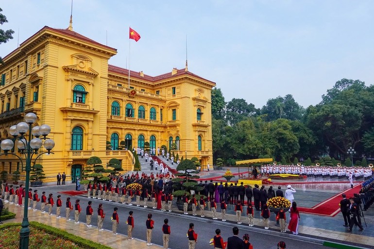 Toàn cảnh lễ đón. (Ảnh: Thủy Nguyên) 