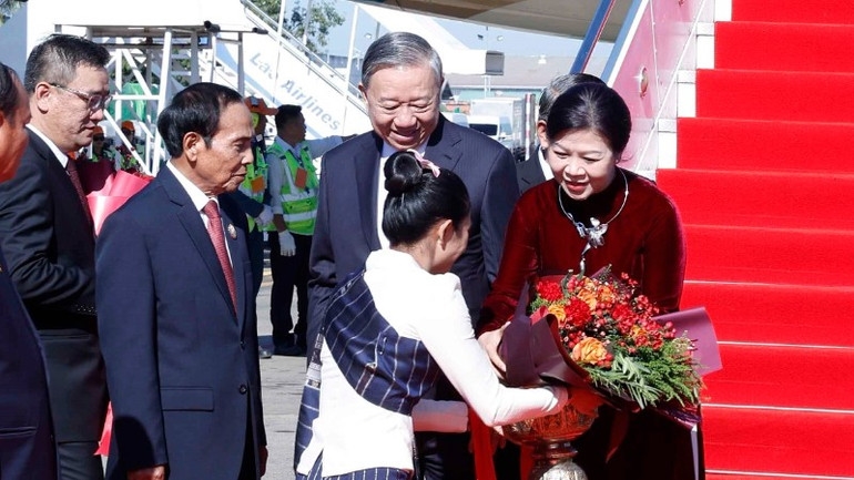 Lễ đón Tổng Bí thư Tô Lâm và Phu nhân tại sân bay quốc tế Wattay, Thủ đô Vientiane. (Ảnh: Thống Nhất/TTXVN) 