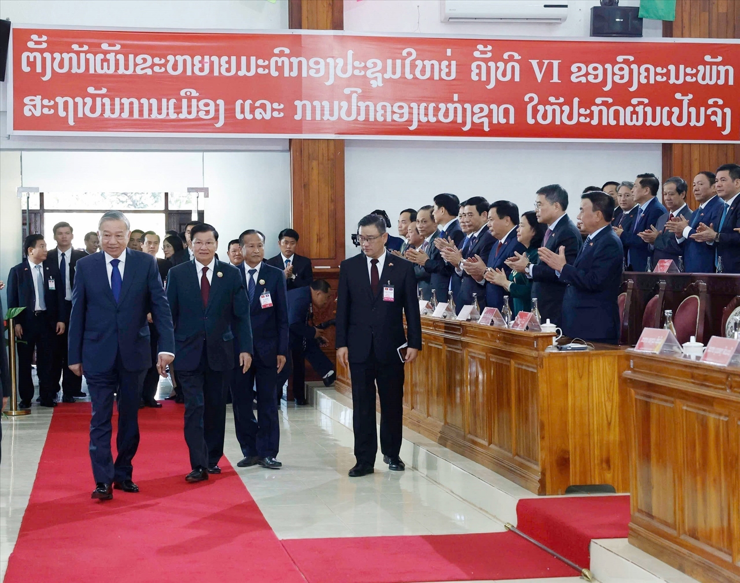 Tổng Bí thư Tô Lâm và Tổng Bí thư, Chủ tịch nước Lào Thongloun Sisoulith đến dự sự kiện tại Học viện Chính trị và Hành chính Quốc gia Lào. (Ảnh: THỐNG NHẤT/TTXVN) 