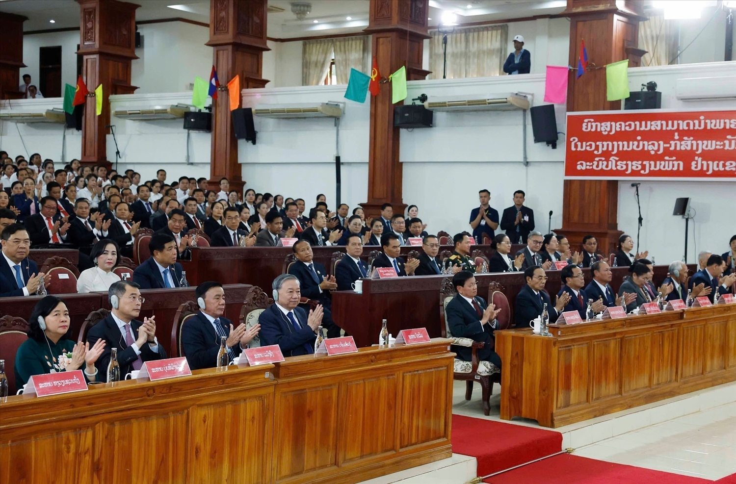 Tổng Bí thư Tô Lâm và Tổng Bí thư, Chủ tịch nước Lào Thongloun Sisoulith cùng các lãnh đạo cấp cao của hai nước và đại biểu tại sự kiện. (Ảnh: THỐNG NHẤT/TTXVN) 