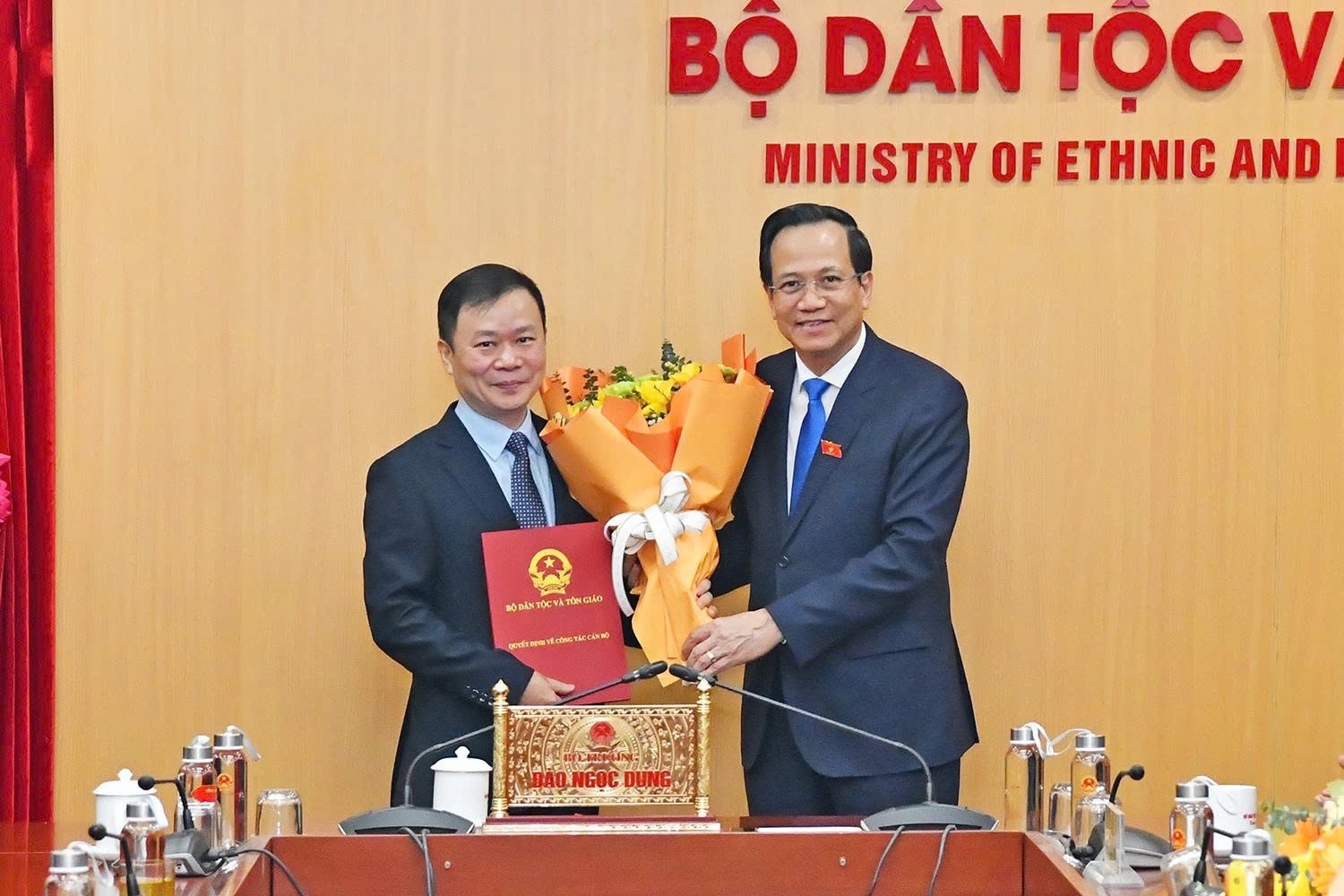 Bộ trưởng Bộ Dân tộc và Tôn giáo Đào Ngọc Dung trao quyết định điều động, bổ nhiệm ông Lê Hồng Sơn. 