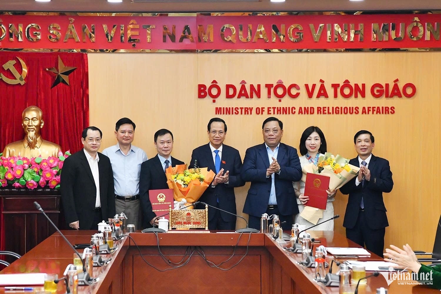 Bộ trưởng Đào Ngọc Dung, Thứ trưởng Nguyễn Hải Trung cùng lãnh đạo các đơn vị tặng hoa chúc mừng bà Phùng Thu Hà và ông Lê Hồng Sơn. 
