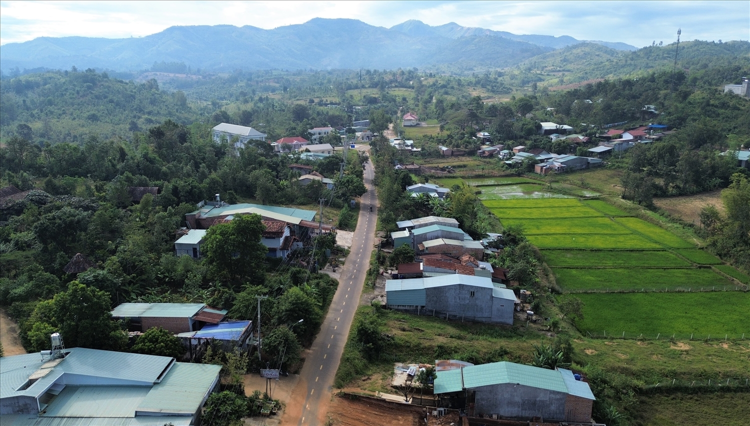 Đời sống người dân được cải thiện, diện mạo các thôn vùng đồng bào DTTS xã Đăk Rơ Wa đang từng ngày khởi sắc. Ảnh: Ngọc Chí
