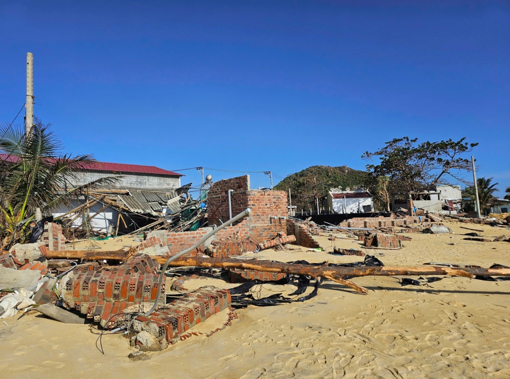 Bão số 13 và trận lụt lịch sử vừa qua đã làm nhiều ngôi nhà của người dân Gia Lai bị sập. (Ảnh: P.H)