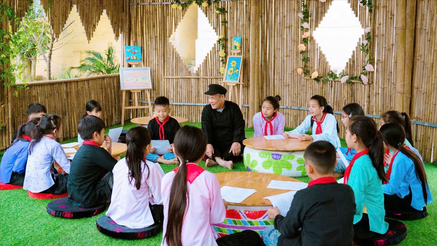 Nghệ nhân Nhân dân Hoàng Xín Hòa dạy hát dân ca Nùng Dín cho học sinh các trường học ở xã Mường Khương (ảnh Trọng Bảo)