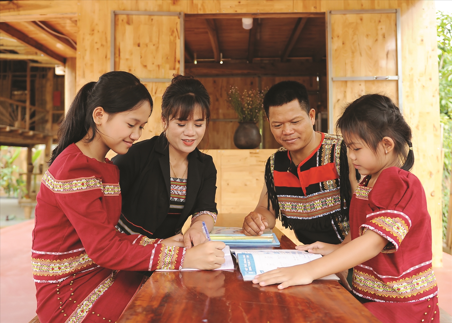 Còn ở gia đình, phụ nữ cũng là người “giữ lửa” tổ ấm