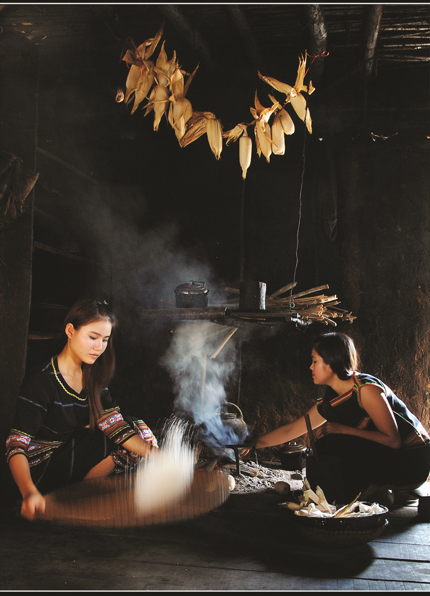 Bên gian bếp ấm, những đôi tay khéo léo lại tỉ mẩn nấu nướng, gửi vào món ăn hương vị của tình yêu và bản sắc quê hương