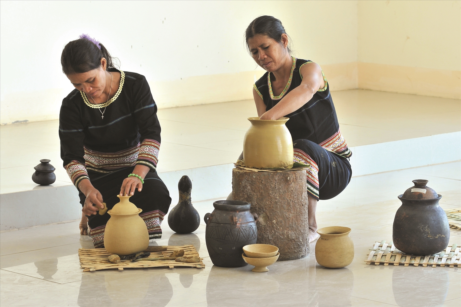 Trong bảo tồn nghề truyền thống, những bàn tay người phụ nữ vẫn ngày ngày kiên nhẫn gìn giữ và truyền dạy tinh hoa cha ông