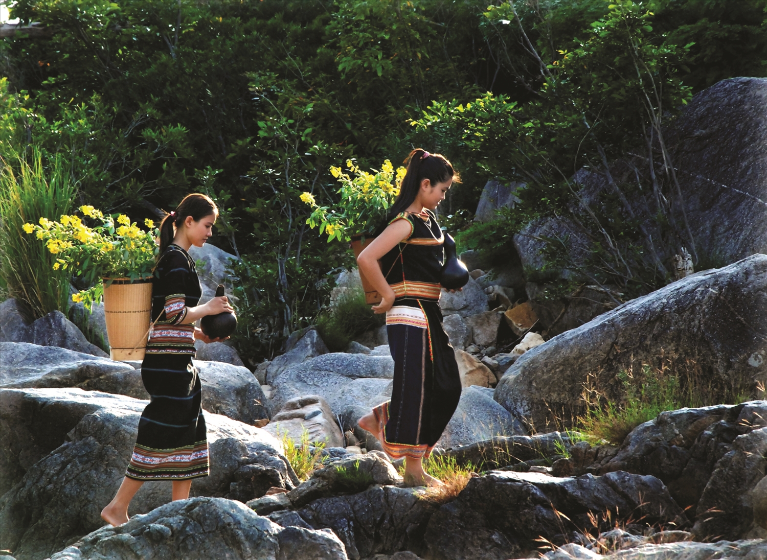 Hòa cùng thiên nhiên, người phụ nữ vùng cao vẫn giữ nét dịu dàng, mộc mạc như sợi chỉ mềm kết nối giữa núi rừng và đời sống văn hóa tinh thần