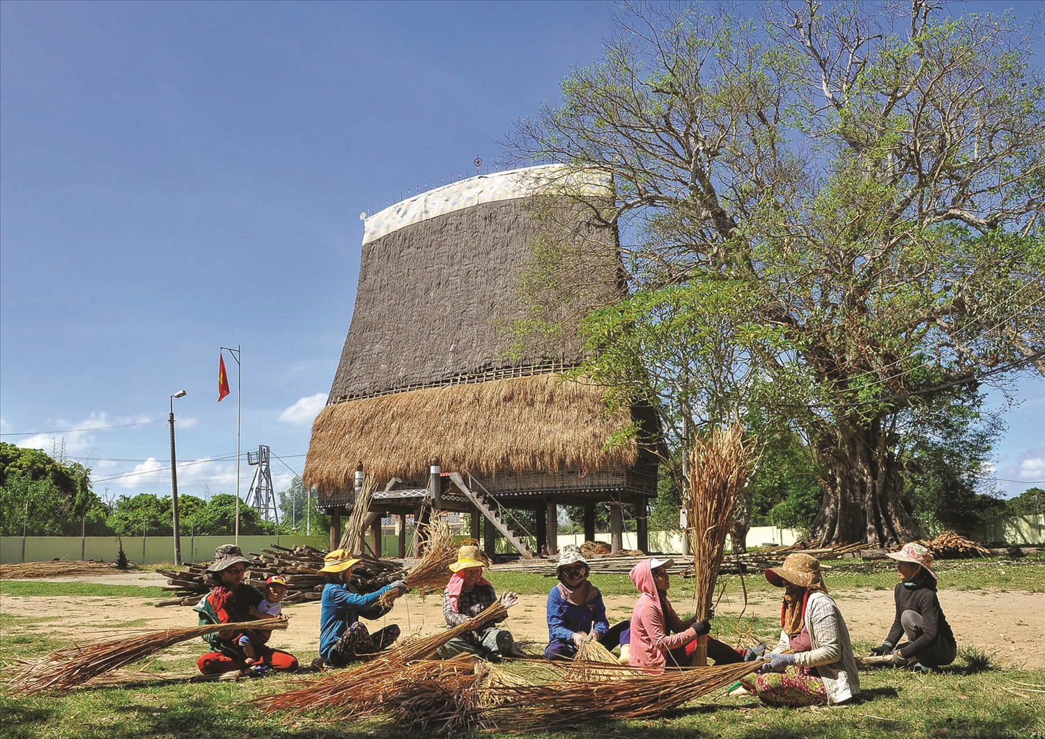 Ở vùng Tây Nguyên nói chung, tỉnh Quảng Ngãi nói riêng, các chị em phụ nữ DTTS luôn có trách nhiệm với cộng đồng trong bảo tồn và phát huy nhà rông truyền thống