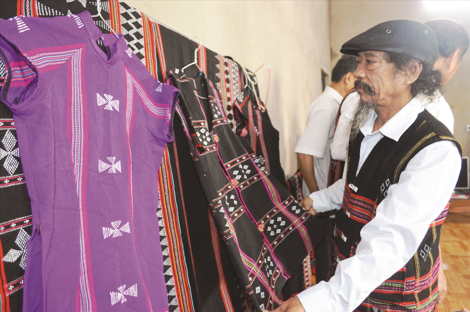 Sản phẩm thổ cẩm của người Pa Cô ở La Lay chất lượng tốt, mẫu mã đẹp nhưng đầu ra chưa ổn định