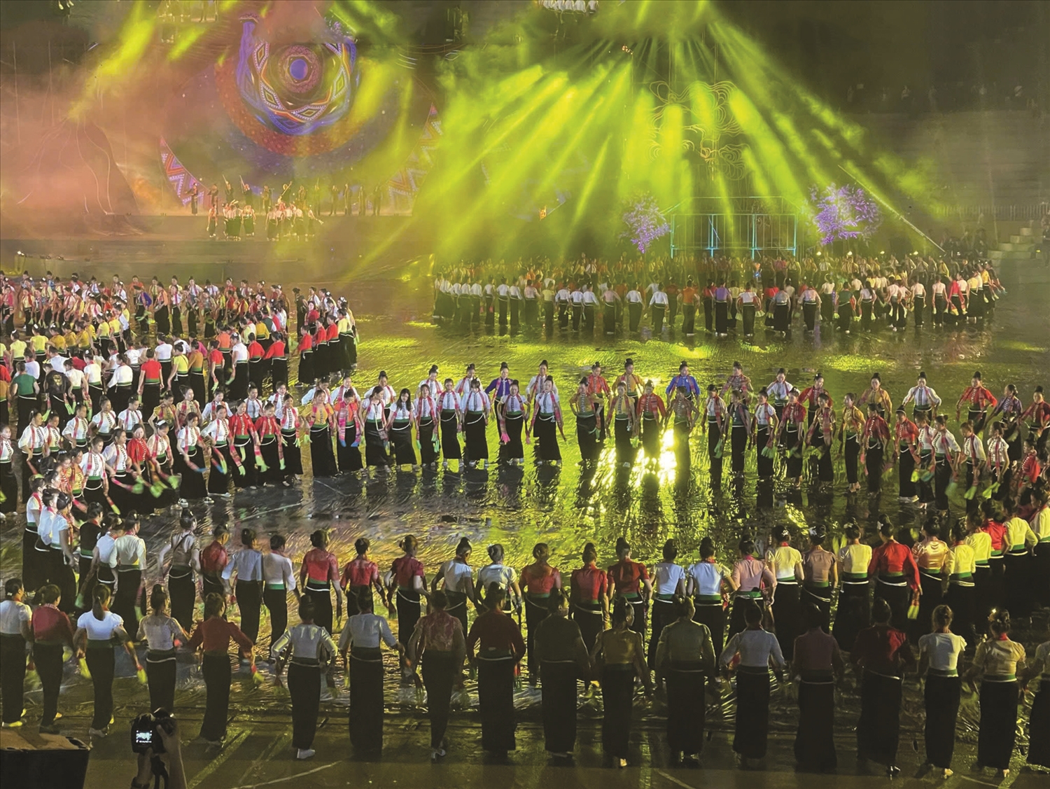 Vòng xòe Tây Bắc. Ảnh TN