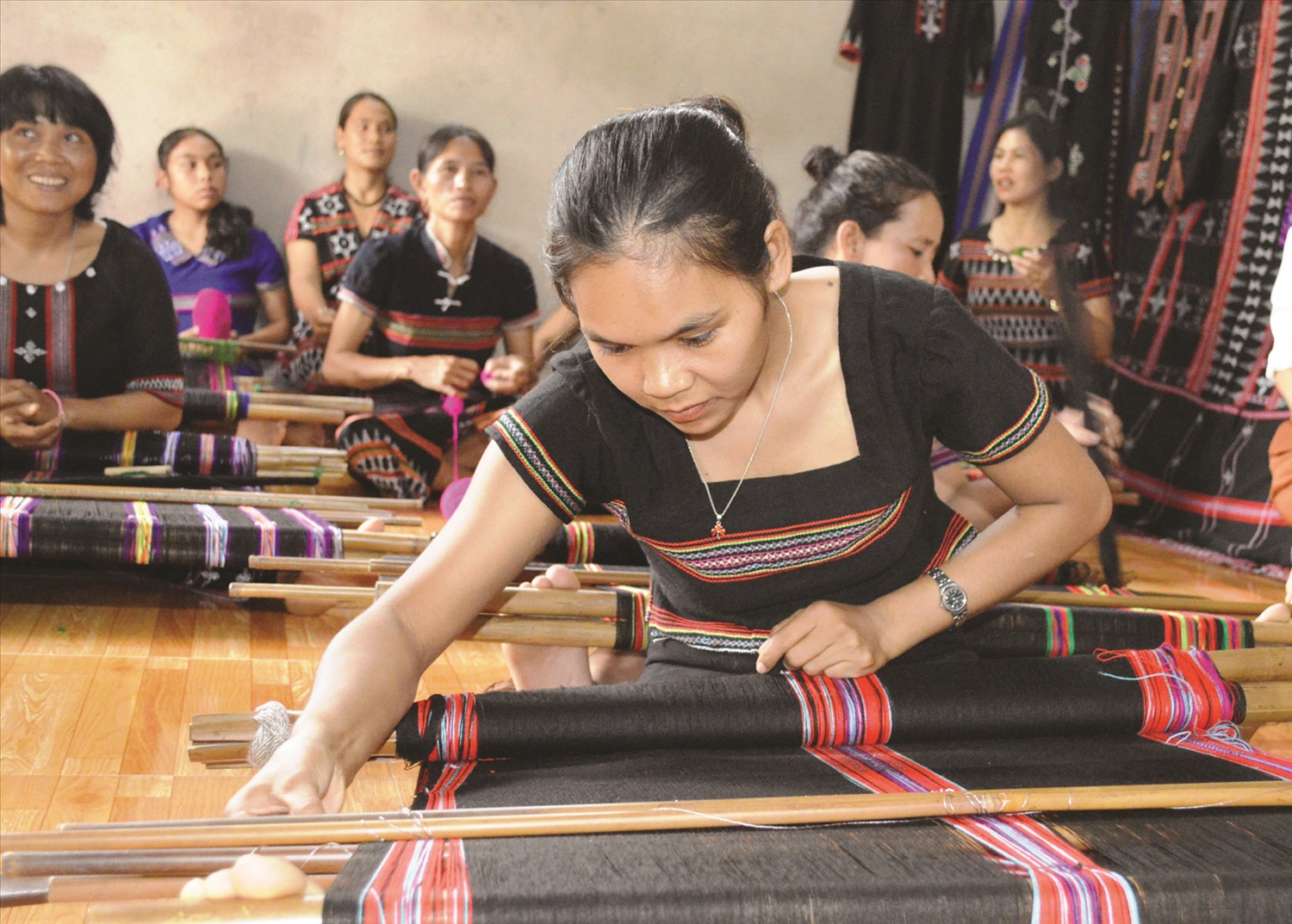 Nhiều chị em phụ nữ Pa Cô ở xã La Lay tâm huyết với nghề dệt thổ cẩm truyền thống