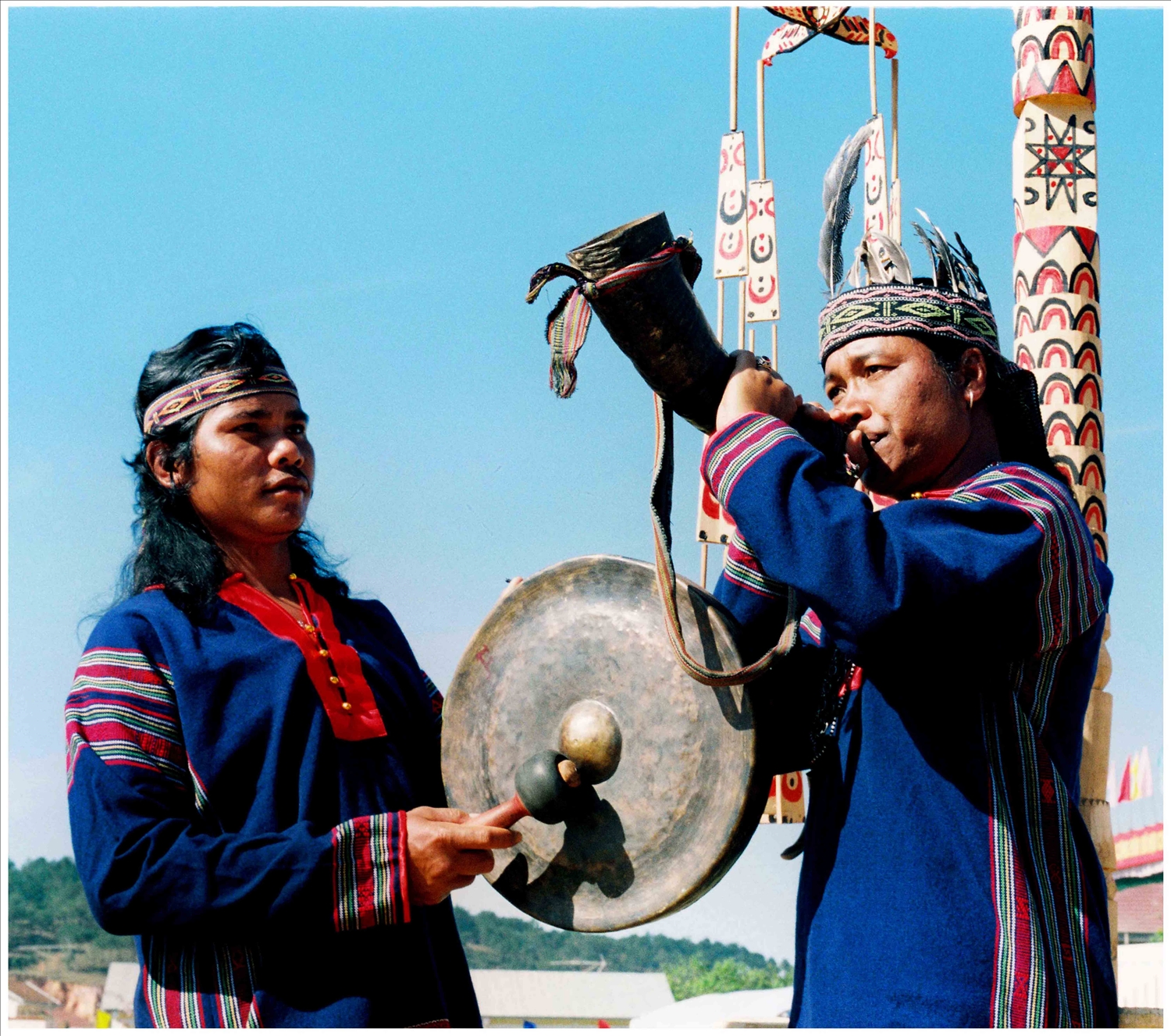 Các nghệ nhân Cơ Ho biểu diễn nhạc cụ truyền thống, lan tỏa vẻ đẹp âm nhạc dân gian của dân tộc mình