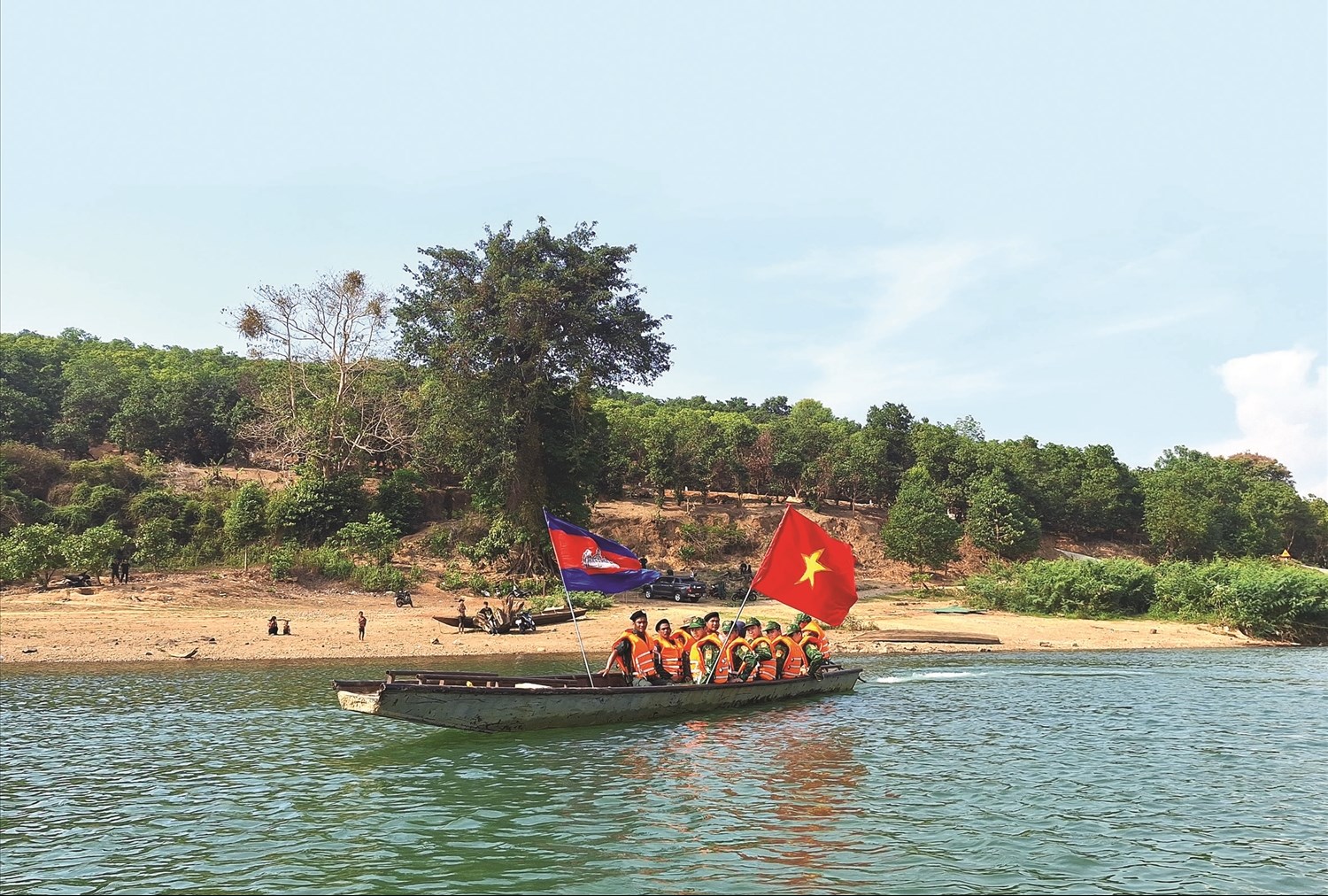 Cán bộ, chiến sĩ Đồn Biên phòng Ia O tuần tra trên sông đoạn tiếp giáp với nước bạn Campuchia