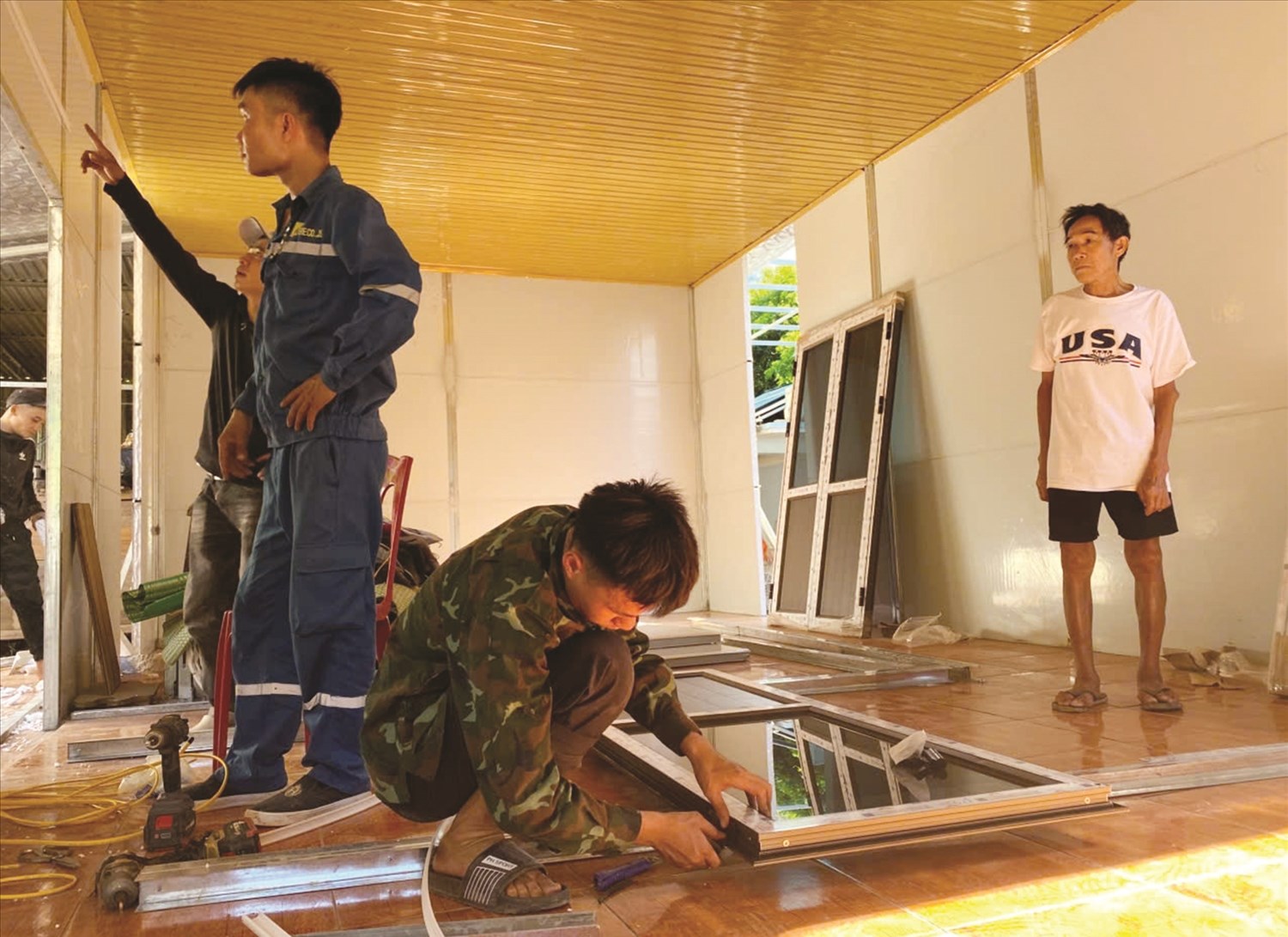 Ông Lô Văn Thanh (ngoài cùng bên phải), bản Xốp Tụ, xã Mỹ Lý trong căn nhà được hỗ trợ xây dựng theo hình thức lắp ghép