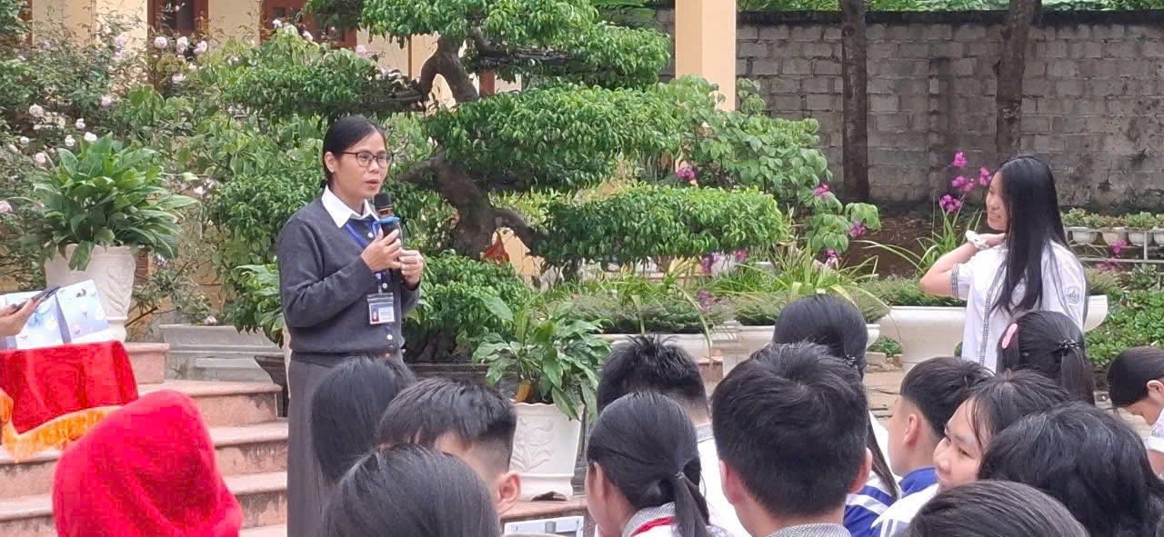 Tham gia hoạt động truyền thông, các em học sinh chủ động chia sẻ, thảo luận, đặt câu hỏi về vấn đề tảo hôn và hôn nhân cận huyết thống, 