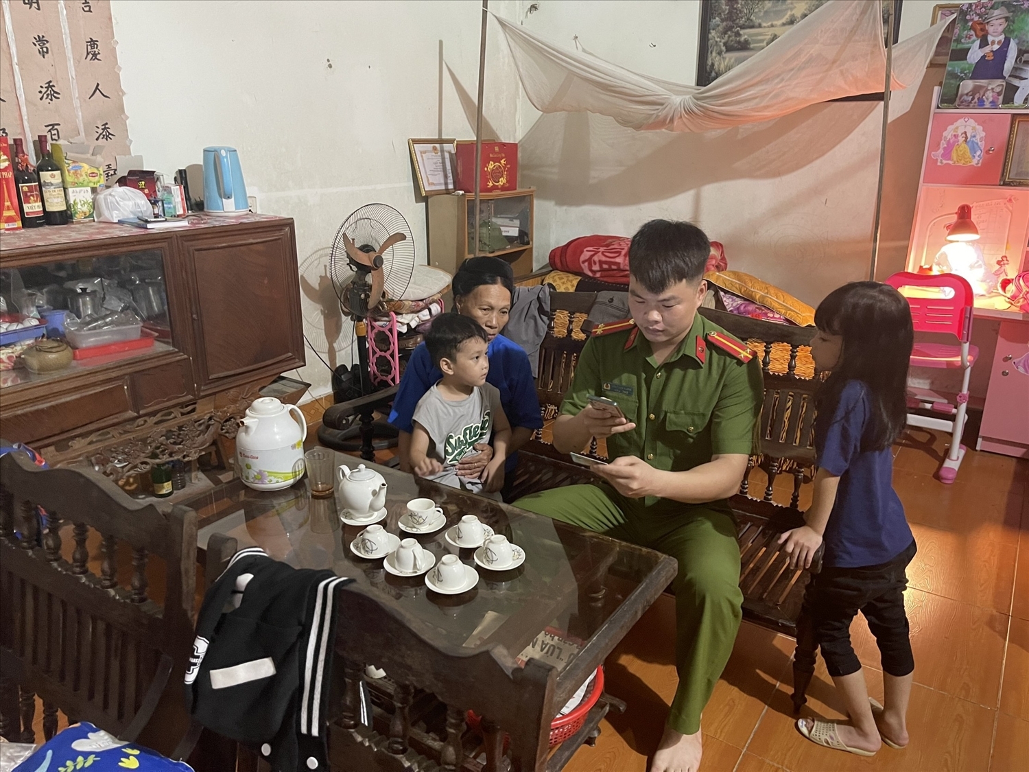 Công an xã đến từng bộ dân hỗ trợ cài đặt Tài khoản định danh điện tử và lồng ghép tuyên truyền phổ biến giáo dục pháp luật cho Nhân dân