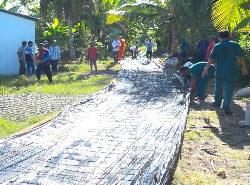  Thượng tọa Danh Quol, cùng mạnh thường quân và phật tử làm đường nông thôn 