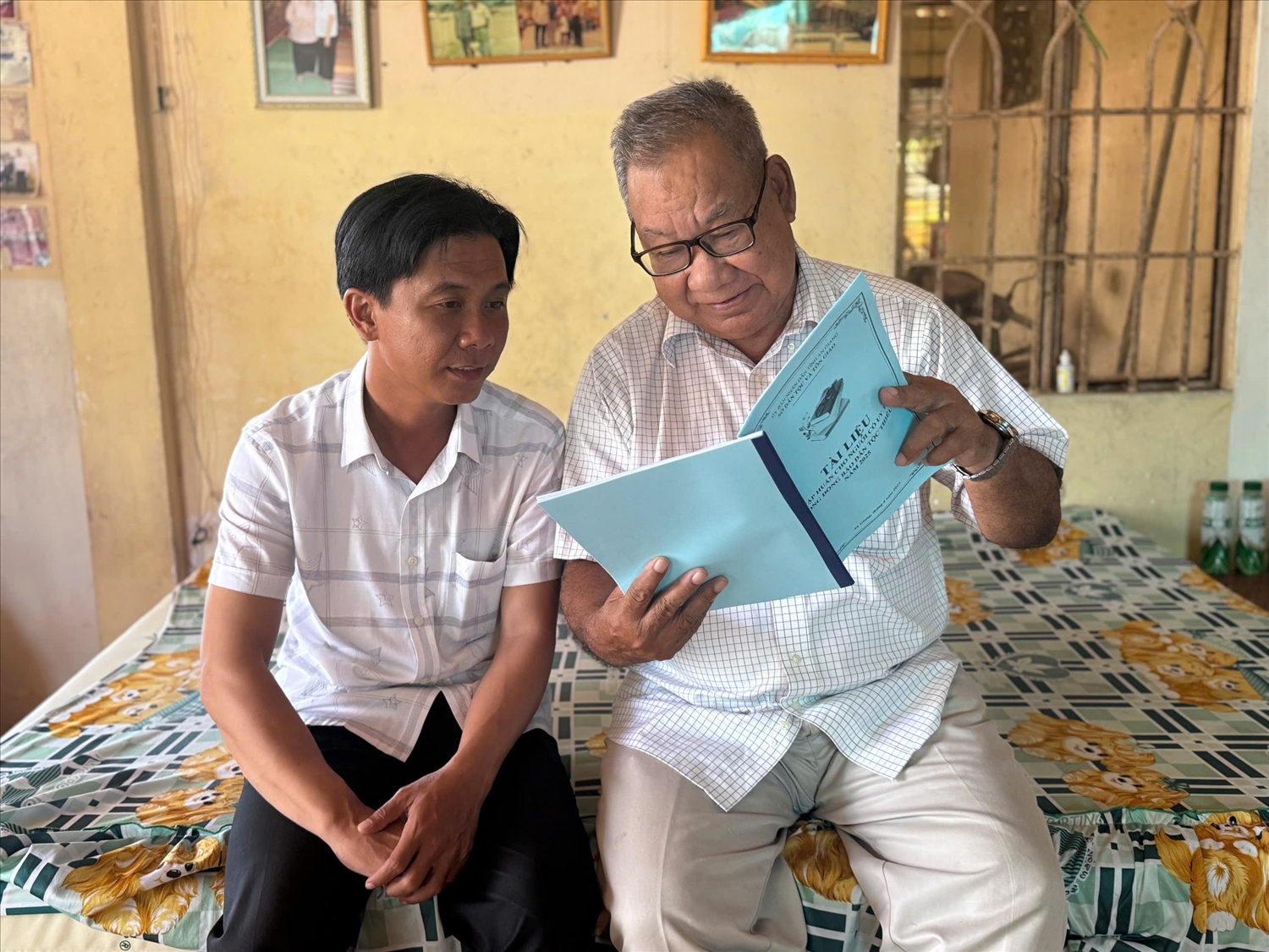 Ông Chau Sóc Sa, Người có uy tín ở ấp Phước Lợi và cán bộ làm Phòng Văn hoá xã Ô Lâm cùng chia sẻ, tìm hiểu về những chính sách mới 