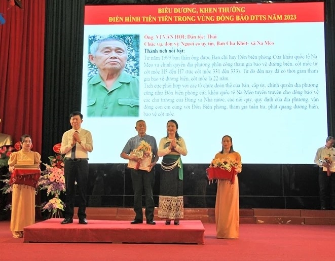 Ông Vi Văn Hợi - người có uy tín bản Cha Khót, xã Na Mèo được chính quyền địa phương biểu dương, khen thưởng là điển hình tiên tiến trong đồng bào DTTS 