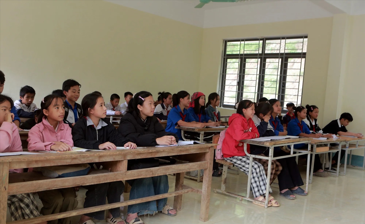 Học sinh Trường PTDTBT THCS Pù Nhi được tư vấn, nâng cao kỹ năng phòng tránh rủi ro và bảo vệ bản thân