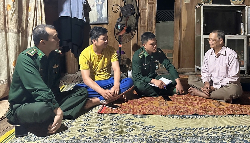 Người có uy tín tại xã Na Mèo cùng bộ đội Đồn Biên phòng Cửa khẩu quốc tế Na Mèo tuyên truyền pháp luật cho người dân.