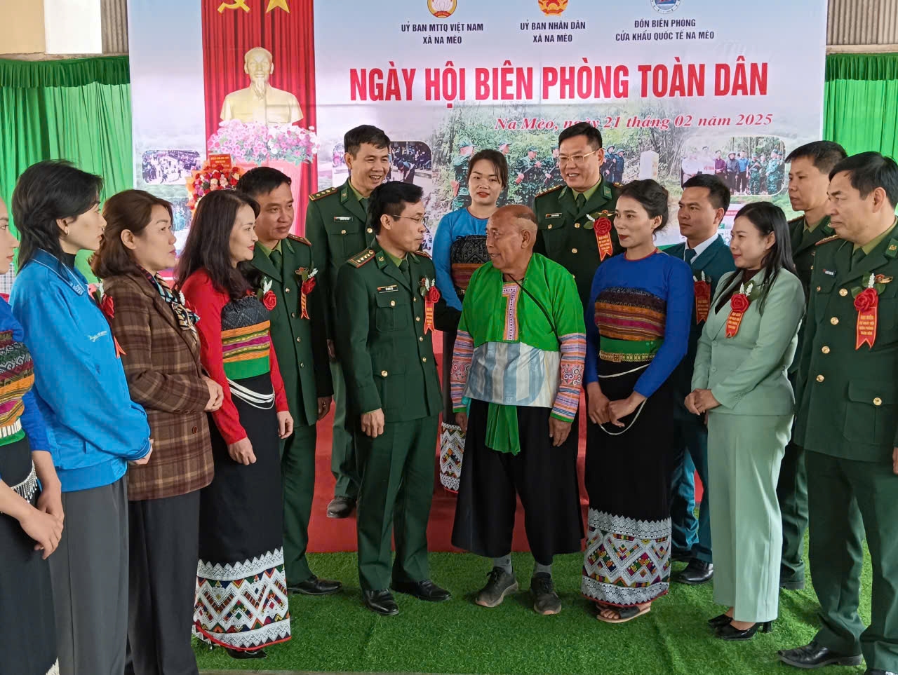 Người có uy tín xã Na Mèo có vai trò quan trọng trong việc góp phần đưa chủ trương, đường lối của Đảng, chính sách pháp luật của Nhà nước đến với Nhân dân. Ảnh: Viết Lam
