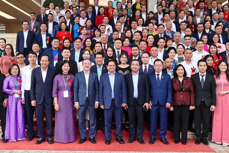 Thủ tướng chụp ảnh lưu niệm cùng các đại biểu - Ảnh: VGP/Nhật Bắc