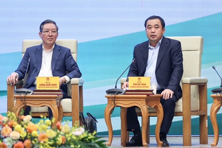 Bộ trưởng Bộ Nông nghiệp và Môi trường Trần Đức Thắng trao đổi với các đại biểu - Ảnh: VGP/Nhật Bắc