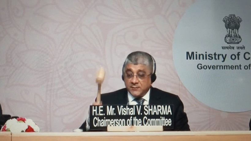Ông Vishal V. Sharma, Đại sứ, Phái đoàn thường trực của Ấn Độ bên cạnh UNESCO, Chủ tịch Kỳ họp lần thứ 20 Ủy ban Liên chính phủ Công ước 2003 về bảo vệ di sản văn hóa phi vật thể của UNESCO gõ búa ghi danh di sản Nghề làm tranh dân gian Đông Hồ vào Danh sách di sản văn hóa phi vật thể cần bảo vệ khẩn cấp. (Ảnh: Cục Di sản văn hóa cung cấp)