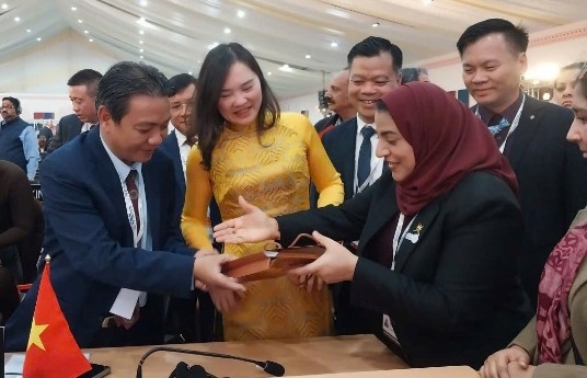 Các nước thành viên đến chúc mừng đoàn Việt Nam