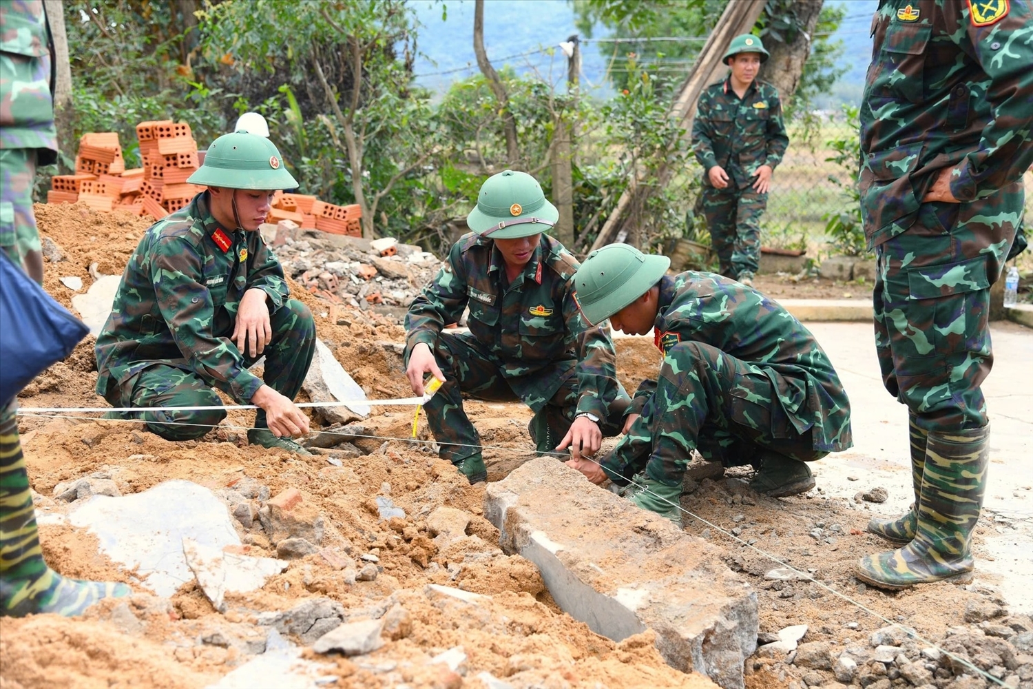 Thủ tướng Chính phủ Phạm Minh Chính biểu dương tinh thần nỗ lực của chính quyền các địa phương và các lực lượng quân đội, công an... (Ảnh TL)