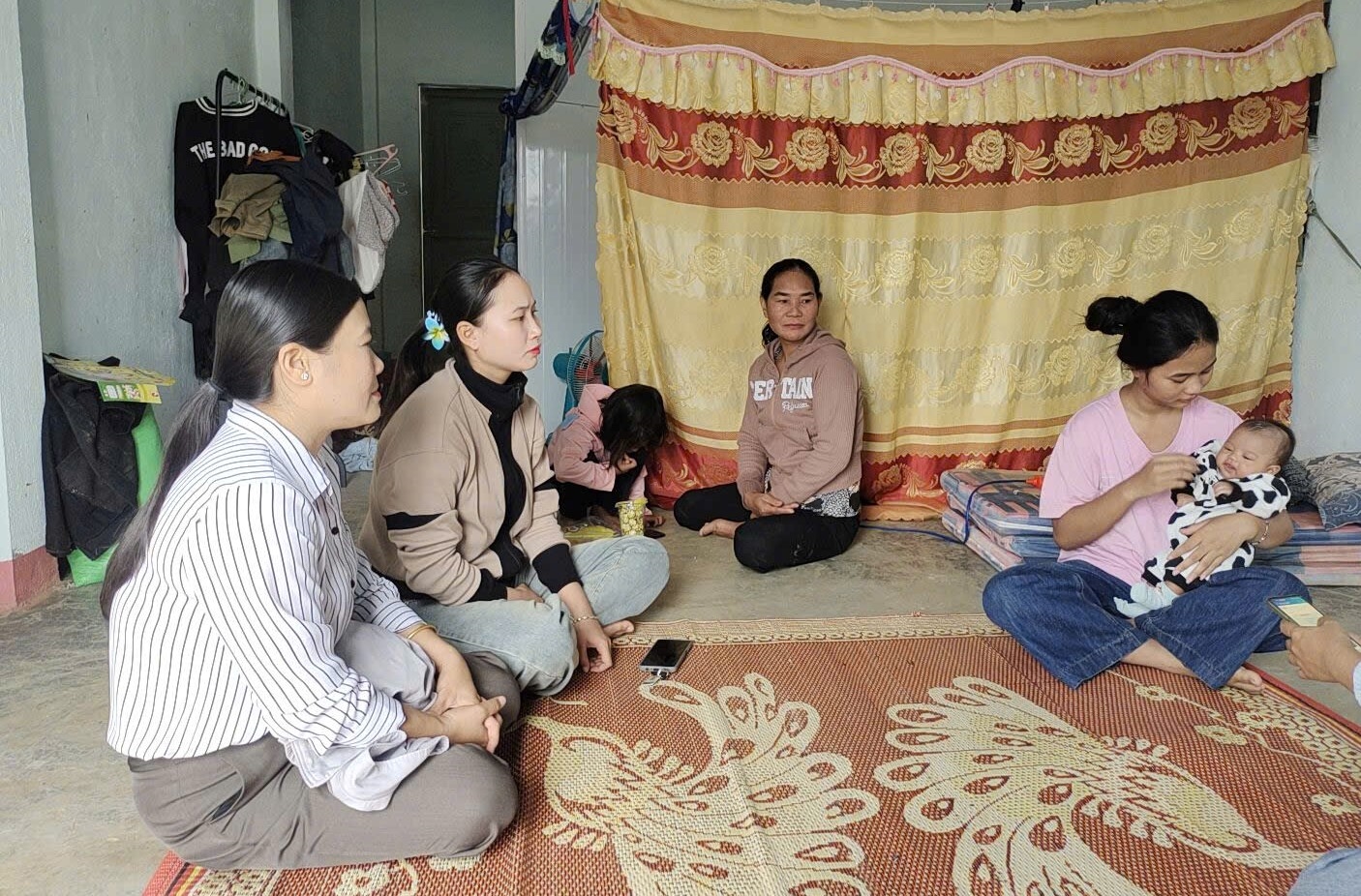 Chị Nguyễn Thị Thúy (bìa trái), viên chức dân số - y tế Trạm Y tế Ea Rốk đến từng gia đình để tuyên truyền