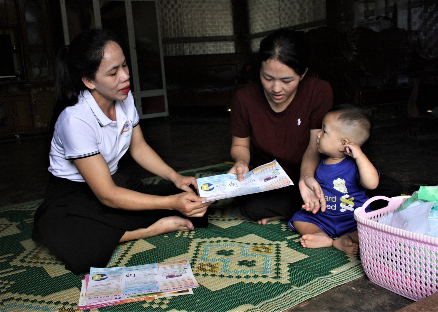 Chị Hoàng Thị Châm, viên chức dân số - y tế Trạm Y tế Cư Kbang luôn mang theo những tời rơi tuyên truyền trực tiếp đến người dân