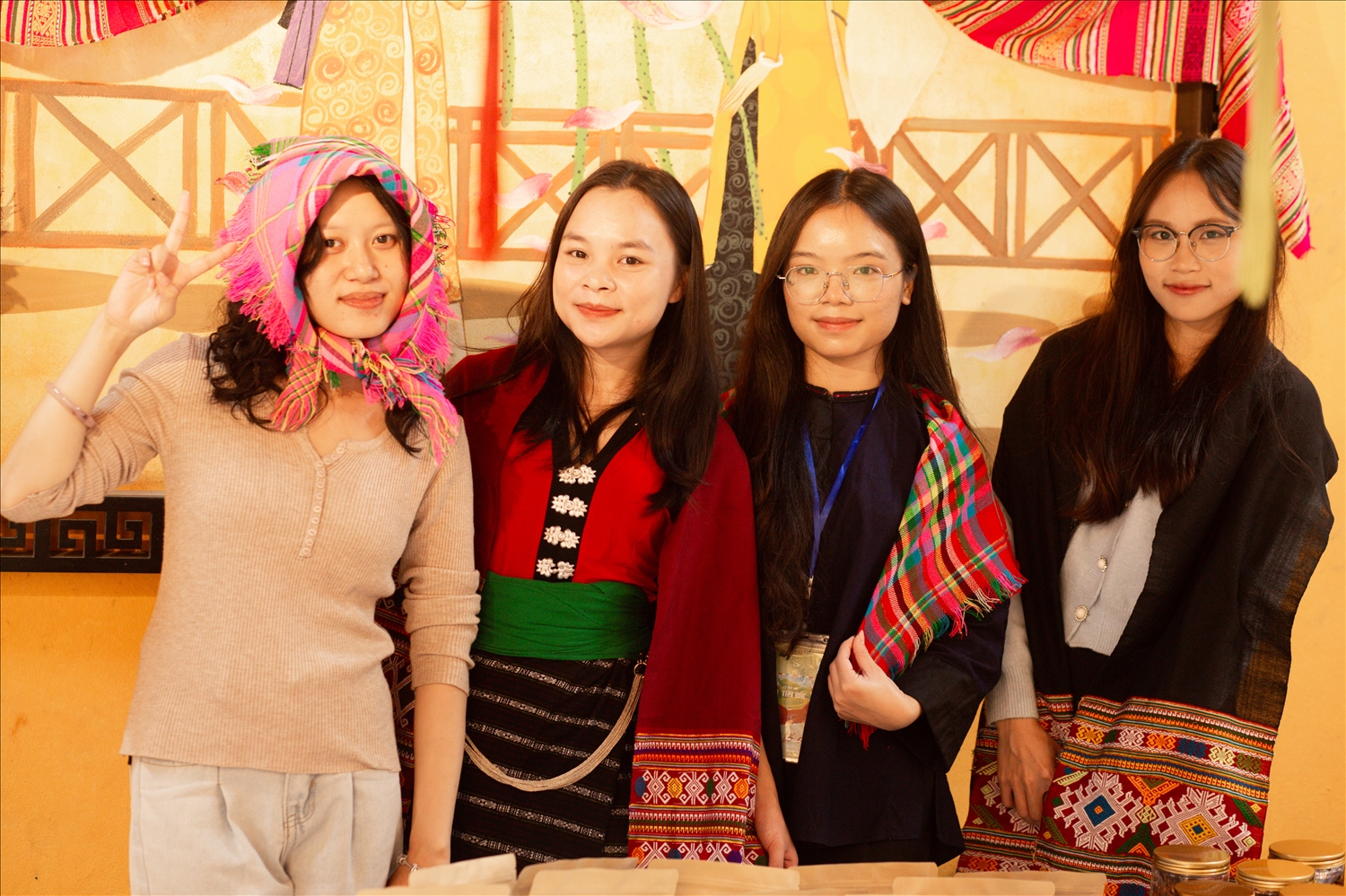 Các bạn sinh viên DTTS tham gia chương trình