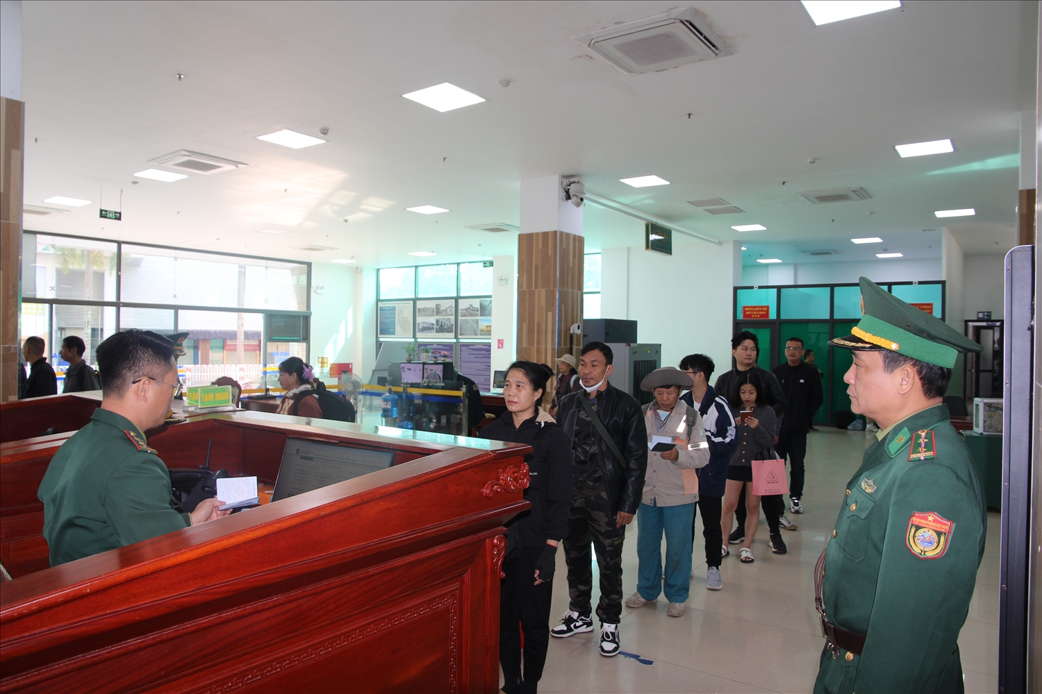 Kiểm soát chặt chẽ hành khách xuất, nhập cảnh (ảnh Trọng Bảo)