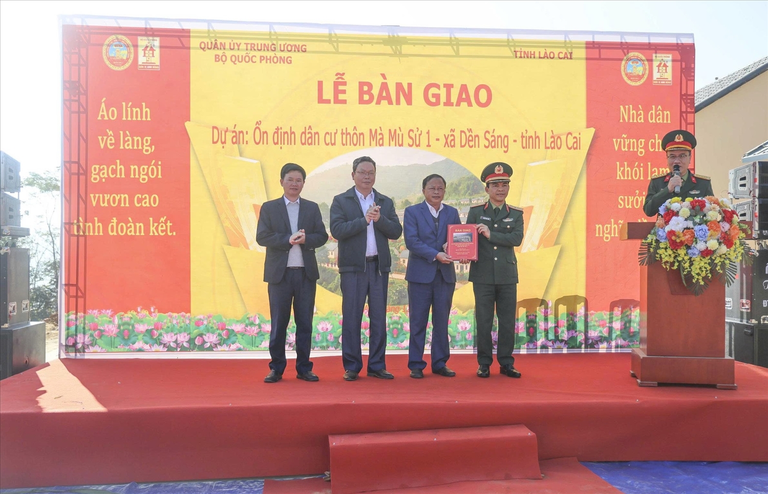 Đại diện lãnh đạo Bộ Tư lệnh Quân khu 2 bàn giao dự án cho xã Dền Sáng (ảnh Trọng Bảo)