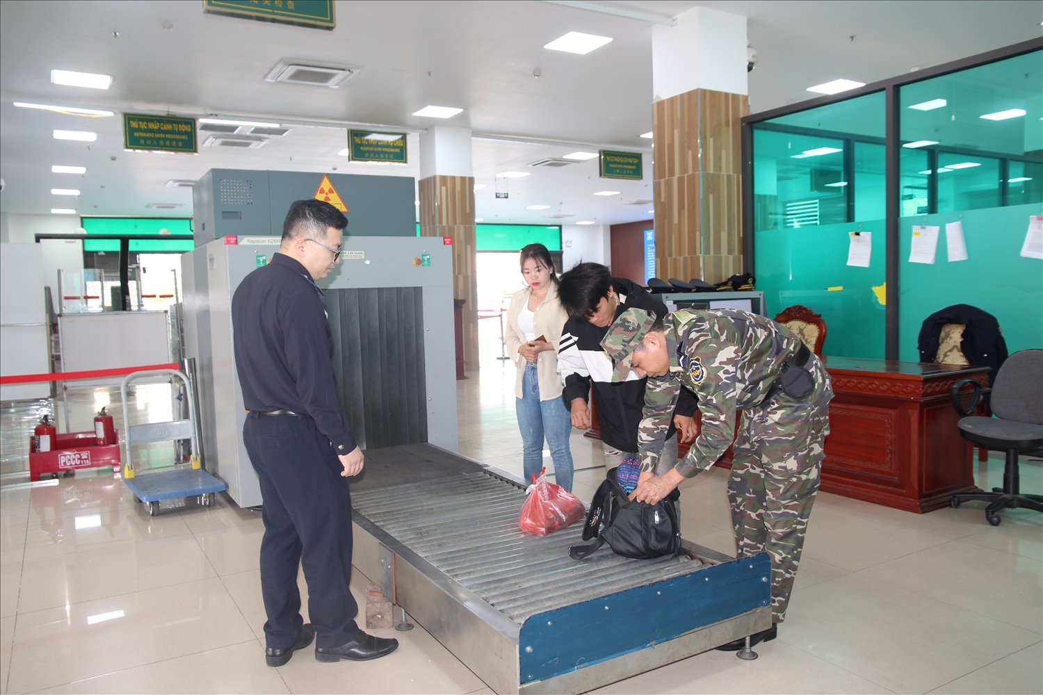 Lực lượng hải quan tăng cường các biện pháp phòng chống buôn lậu trước trong và sau Tết Nguyên đán (ảnh Trọng Bảo)