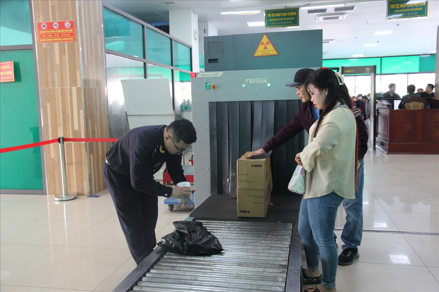 Kiểm soát, giám sát hàng hóa, hành lý xuất nhập khẩu (ảnh Trọng Bảo)