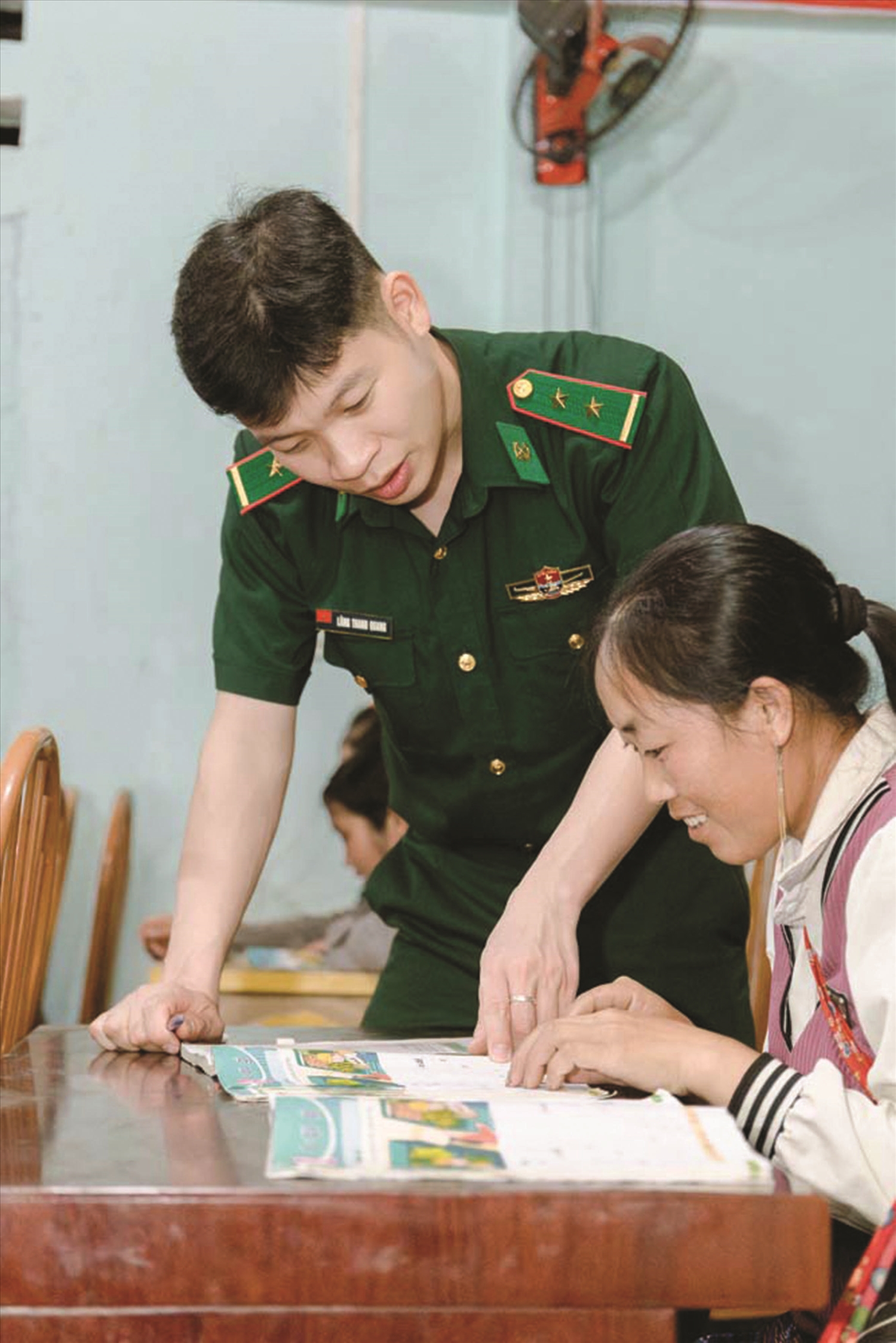 Trung úy Lăng Thanh Quang hướng dẫn học viên tập đọc