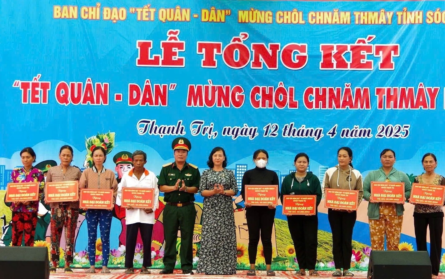 Ban tổ chức Tết Quân - Dân mừng Chôl Chnăm Thmây năm 2025 tại tỉnh Sóc Trăng (nay là TP. Cần Thơ) tặng bảng tượng trưng nhà 