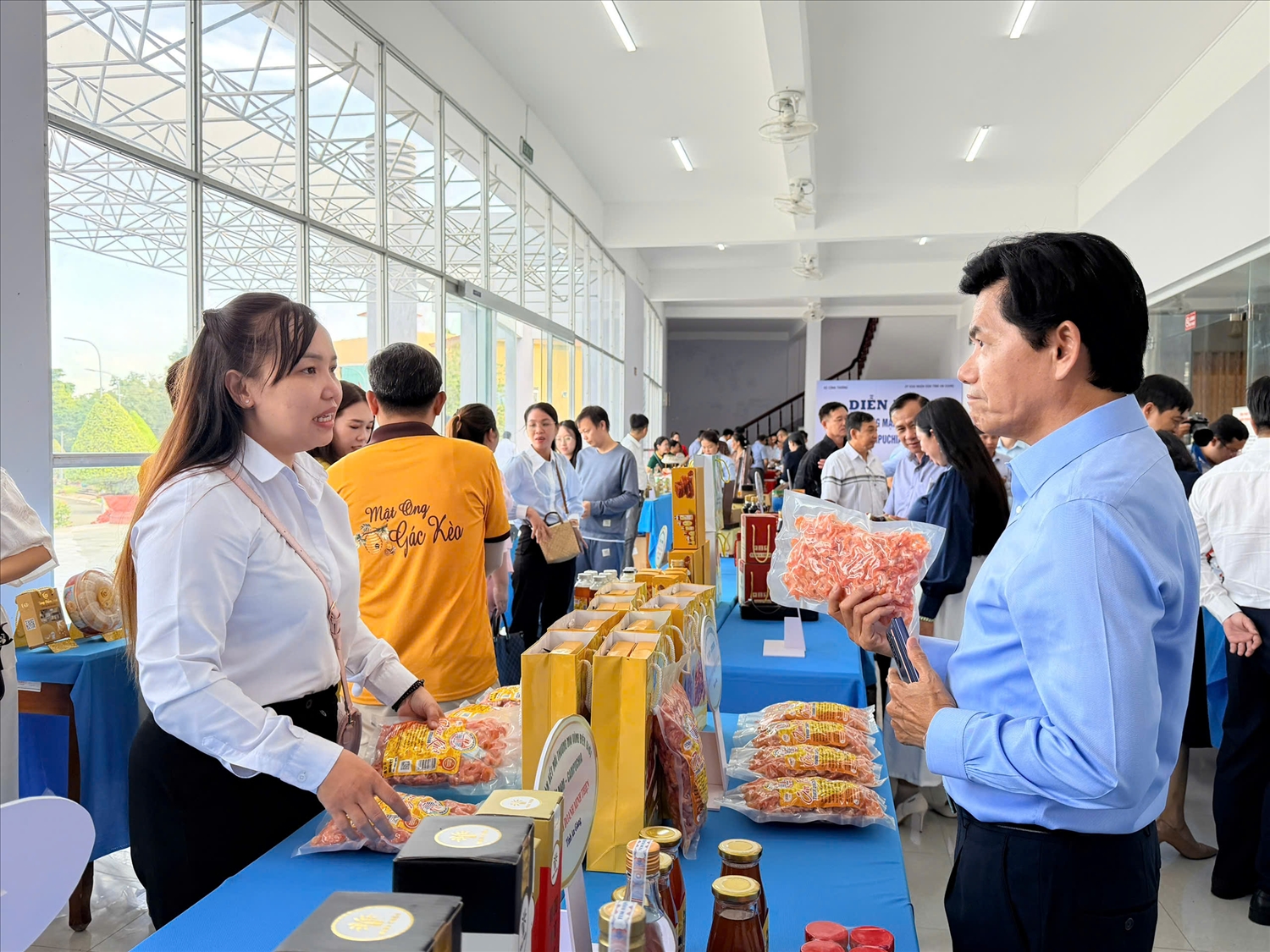 Không gian trưng bày quảng bá sản phẩm của doanh nghiệp 2 nước Việt Nam - Campuchia. 