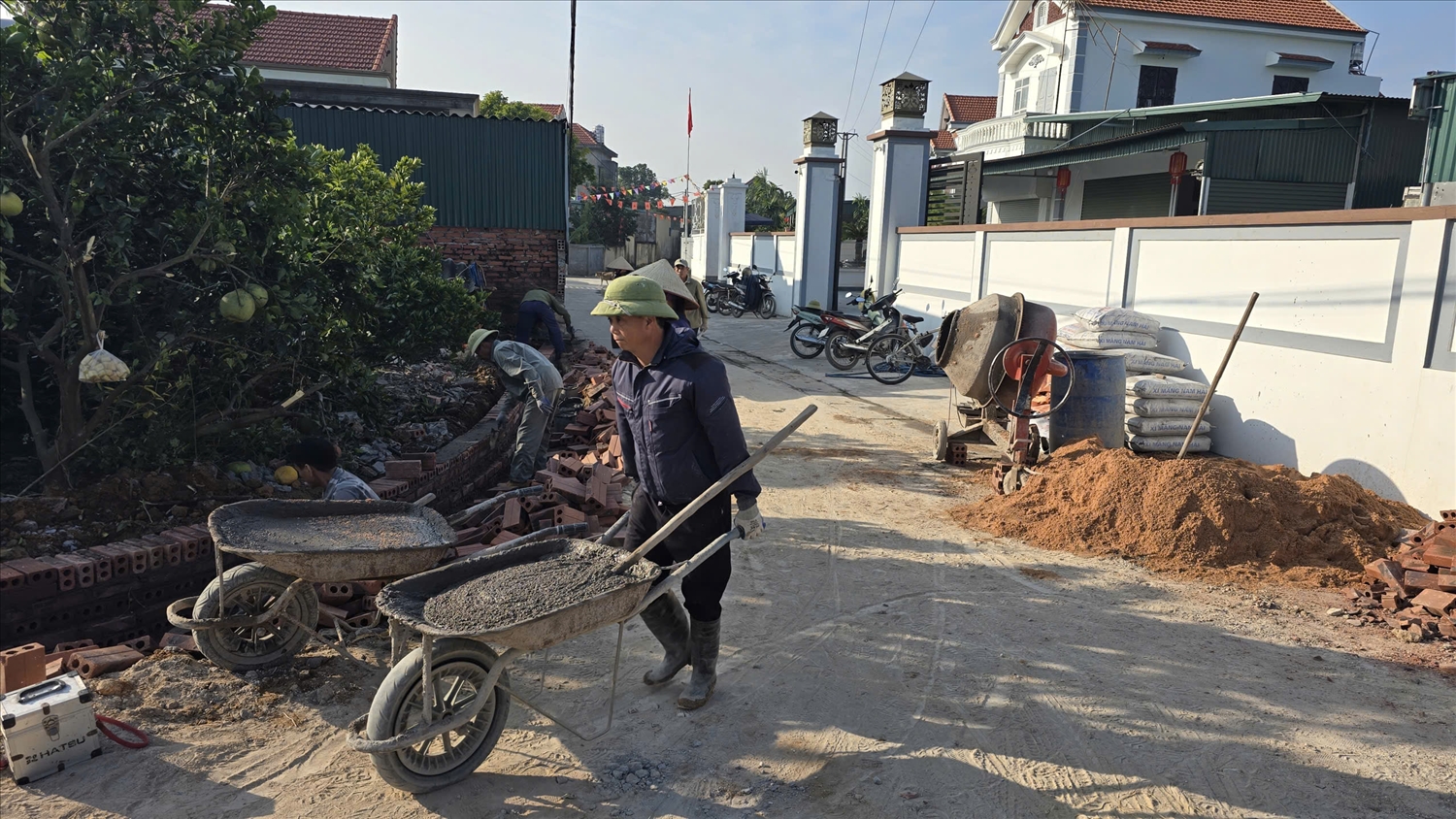 Tuyến đường tại khu phố Thanh Bình được mở rộng nhờ các hộ giáo dân tại đây đồng thuận hiến đất. Ảnh: Mỹ Dung