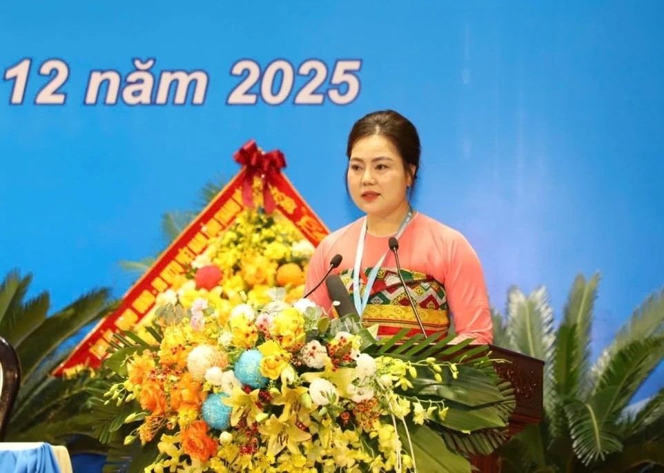 Bà Bùi Thị Mai Hoan, Phó Chủ tịch Hội LHPN tỉnh trình bày báo cáo chinh trị.