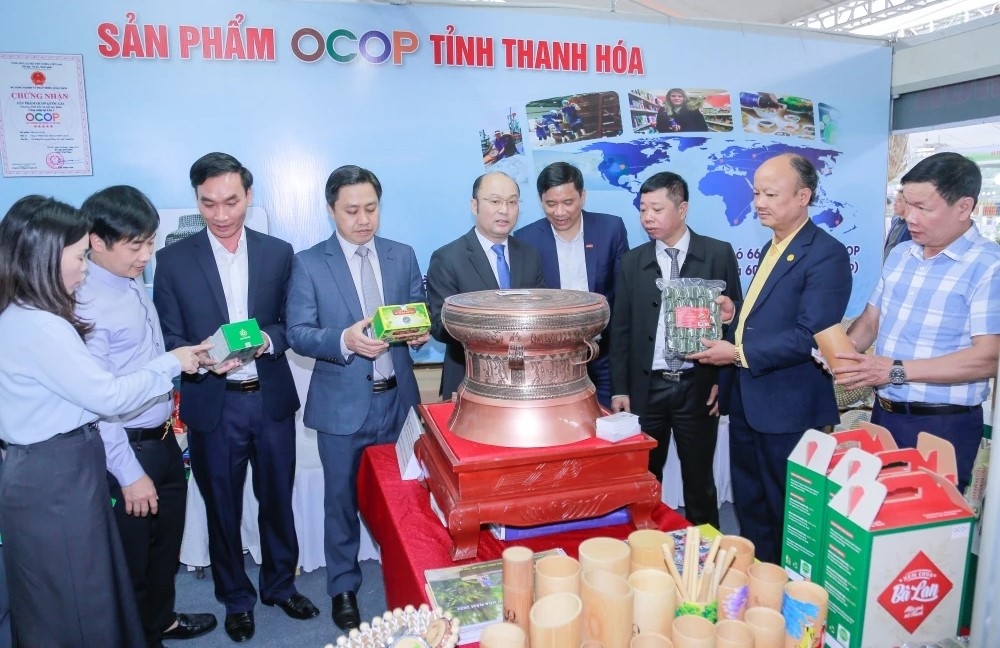 Lãnh đạo tỉnh Thanh Hoá thăm các gian hàng giới thiệu sản phẩm OCOP của tỉnh