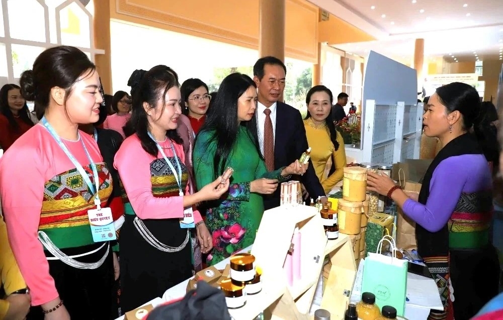 lãnh đạo Hội LHPN Việt Nam và lãnh đạo tỉnh, Hội LHPN tỉnh thăm gian hàng giới thiệu sản phẩm do phụ nữ sản xuất