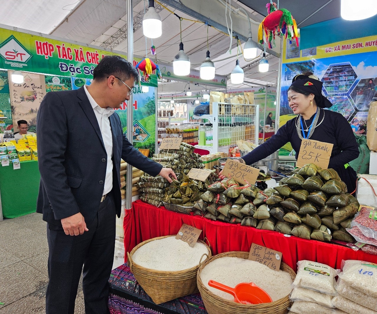 Thanh Hóa khai trương trưng bày nông sản an toàn 2025 với gần 300 gian hàng 